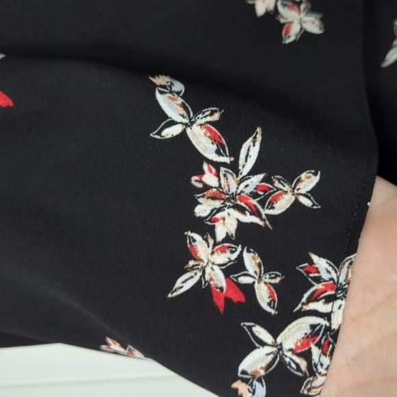 ❤️5/$25   Gorgeous Black Red and White Floral Flowy Dress - Picture 9 of 9